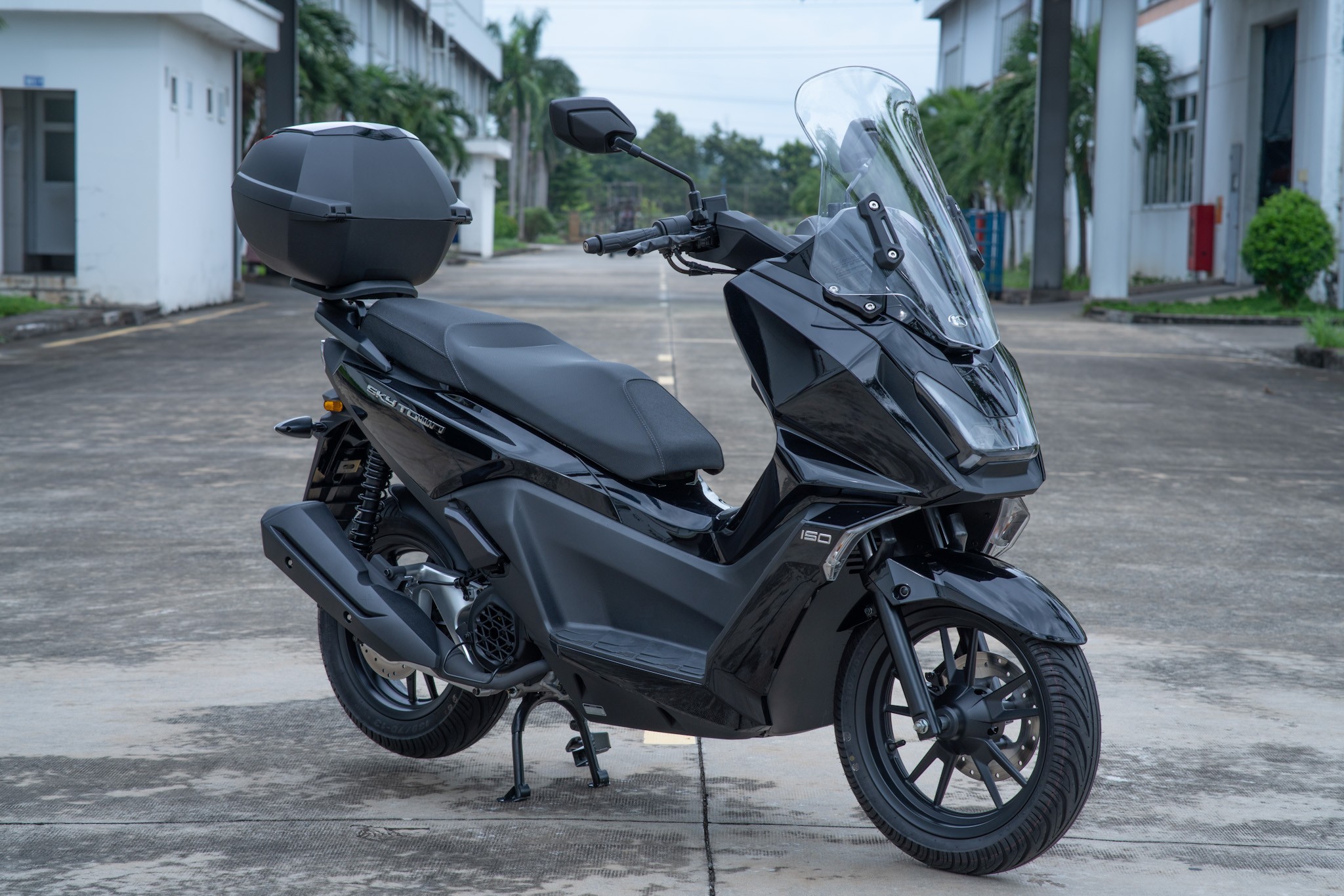 &lsquo;Chơi s&aacute;t v&aacute;n&rsquo; Honda SH, &lsquo;vua xe ga&rsquo; 150cc mới ra mắt gi&aacute; 72 triệu đồng, c&oacute; ABS 2 k&ecirc;nh v&agrave; TCS ăn đứt Air Blade ảnh 1