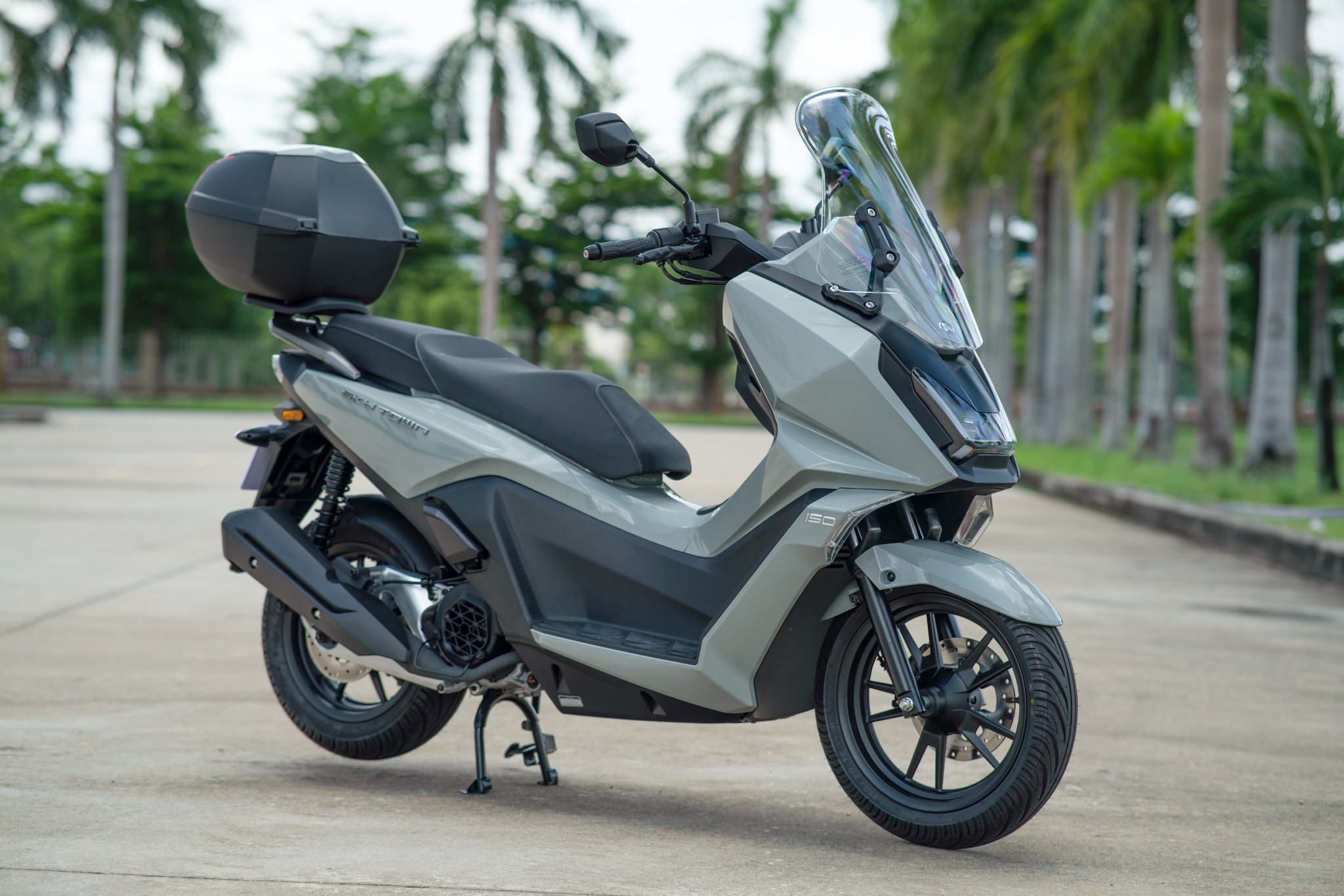 &lsquo;Chơi s&aacute;t v&aacute;n&rsquo; Honda SH, &lsquo;vua xe ga&rsquo; 150cc mới ra mắt gi&aacute; 72 triệu đồng, c&oacute; ABS 2 k&ecirc;nh v&agrave; TCS ăn đứt Air Blade ảnh 2