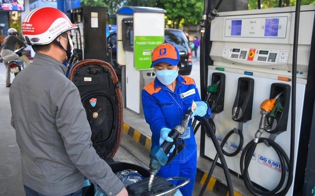Gi&aacute; xăng dầu chiều nay 22/7: Dầu diesel &lsquo;b&aacute;n như biếu&rsquo;, RON 92 v&agrave; E10 tiệm cận mức đ&aacute;y, bảng gi&aacute; lăn b&aacute;nh Mazda CX-5
