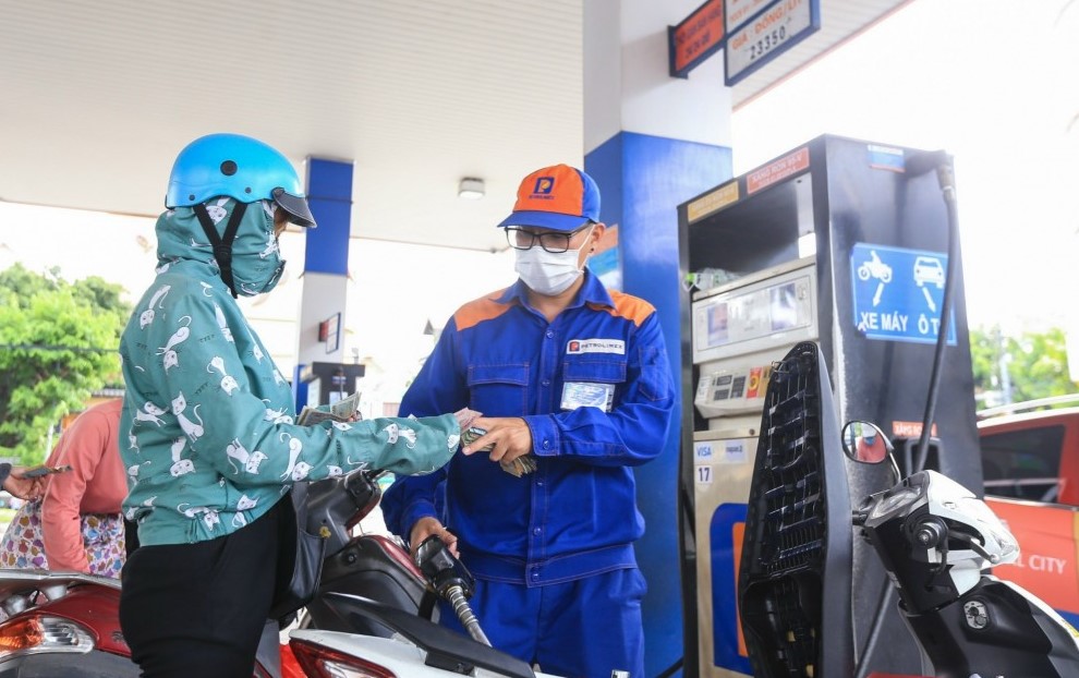 Gi&aacute; xăng dầu h&ocirc;m nay 23/7: E10 v&agrave; RON 92 giảm hơn 10.000 - 11.000 đồng, bảng gi&aacute; đầy b&igrave;nh c&aacute;c mẫu xe c&ocirc;n tay 150 - 155cc