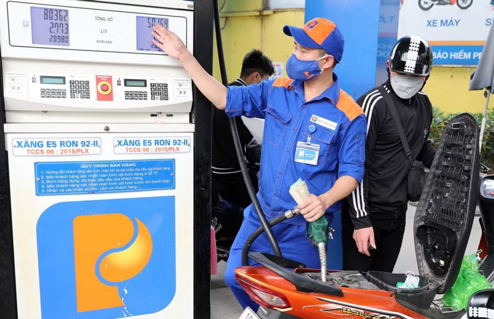 Gi&aacute; xăng dầu trưa nay 22/7: RON 92 v&agrave; E10 &lsquo;rẻ như rau&rsquo;, dầu diesel chỉ c&aacute;ch đ&aacute;y &lsquo;gang tấc&rsquo;, gi&aacute; lăn b&aacute;nh VinFast VF 5