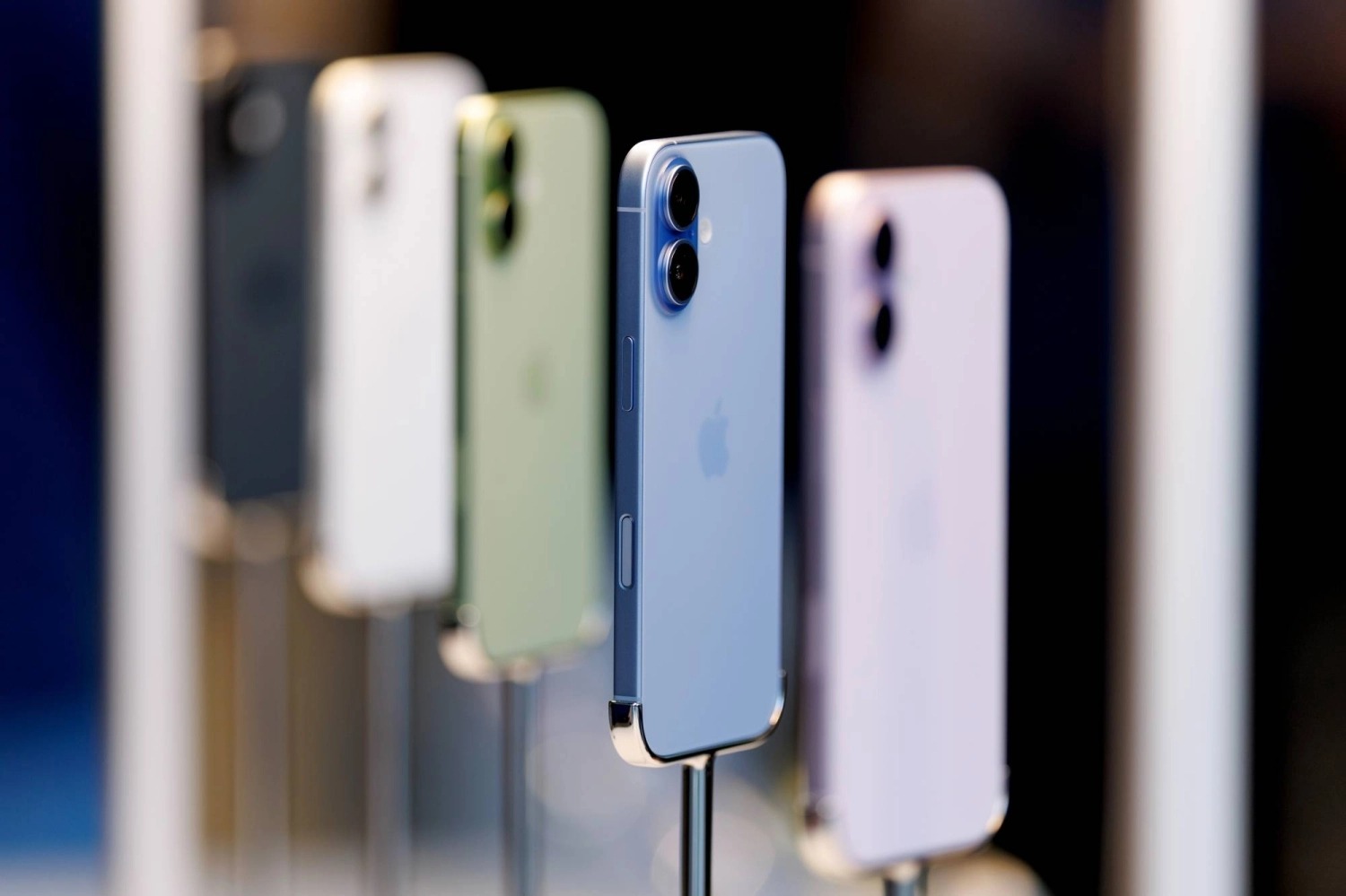 Apple \'vắt kệt\' t&uacute;i tiền iFan: iCloud+ vừa tăng gi&aacute;, iPhone tiếp tục tăng sốc 11%