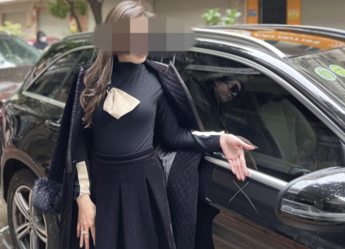 Vụ c&agrave;o n&aacute;t Mercedes v&igrave; đỗ trước cửa nh&agrave; c&oacute; diễn biến mới: Người phụ nữ 64 tuổi ch&iacute;nh thức hầu t&ograve;a