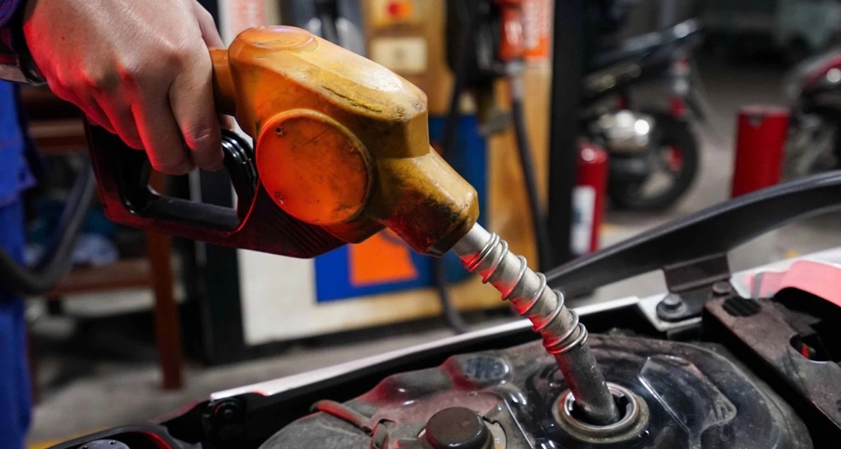 Gi&aacute; xăng dầu h&ocirc;m nay dự b&aacute;o tăng mạnh, xăng E10 tăng gần 2.000 đồng/l&iacute;t? Dầu diesel tăng cao hơn?