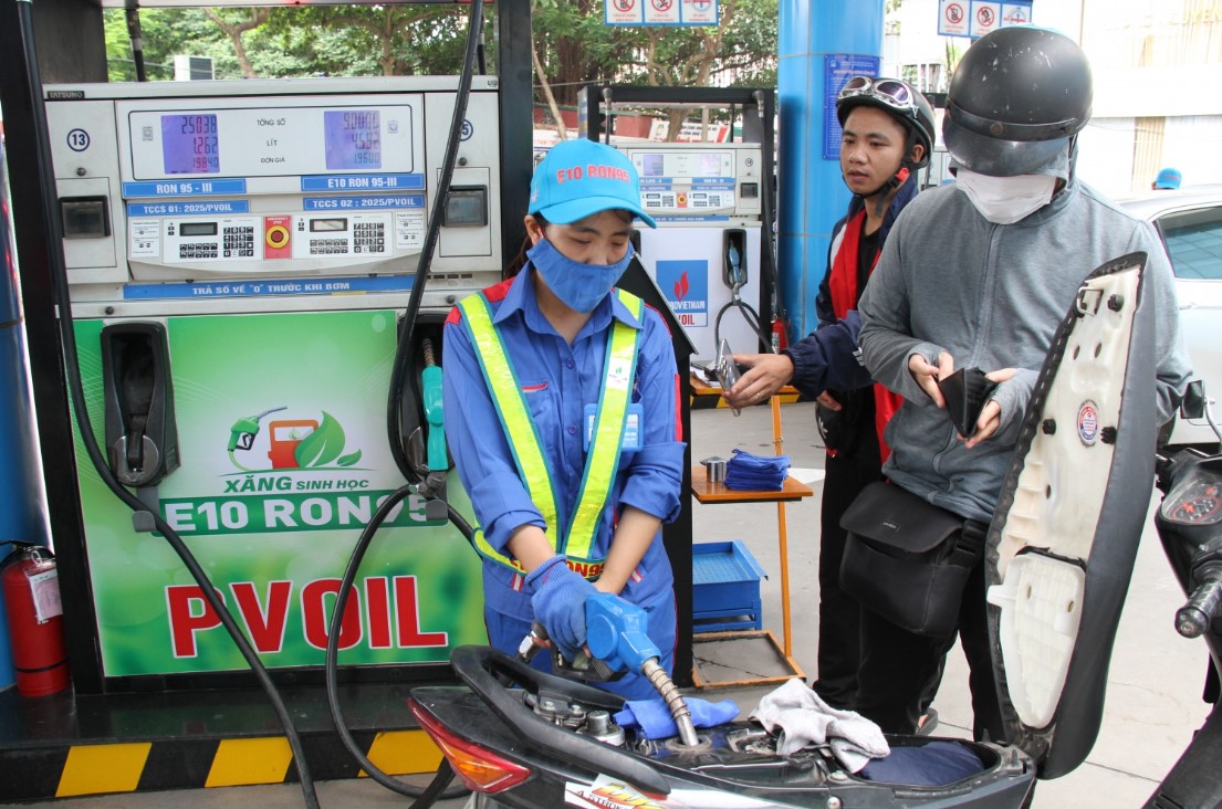Gi&aacute; xăng dầu h&ocirc;m nay 23/7: Dầu diesel tăng mạnh, E10 v&agrave; RON 92 &lsquo;bốc hơi&rsquo; gần 10.000 đồng/l&iacute;t, gi&aacute; đầy b&igrave;nh xe ga 125cc