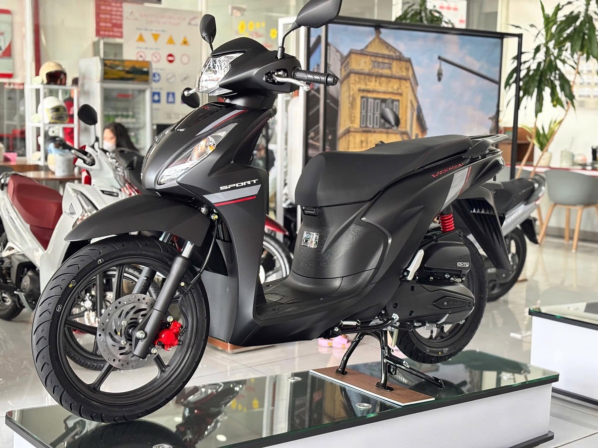 Bảng gi&aacute; xe Honda Vision 2026 cuối th&aacute;ng 7/2026: \'Lao dốc\' cực mạnh, quyết kh&ocirc;ng để xe điện vượt mặt