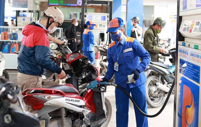 Gi&aacute; xăng dầu chiều nay 24/7: Dầu diesel ở gần đ&aacute;y, xăng RON 92 v&agrave; E10 tụt gần 10.000 đồng/l&iacute;t, gi&aacute; lăn b&aacute;nh Toyota Vios
