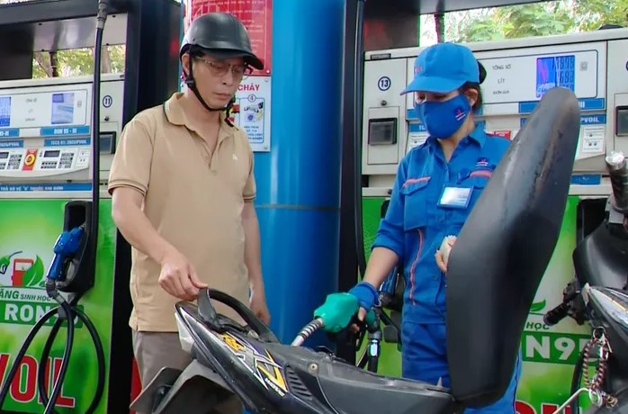 Gi&aacute; xăng dầu h&ocirc;m nay 25/7: E10 giảm 9.900 đồng/l&iacute;t, RON 92 vẫn ở mức &lsquo;rẻ như rau&rsquo;, bảng gi&aacute; đầy b&igrave;nh c&aacute;c mẫu xe ga 110cc