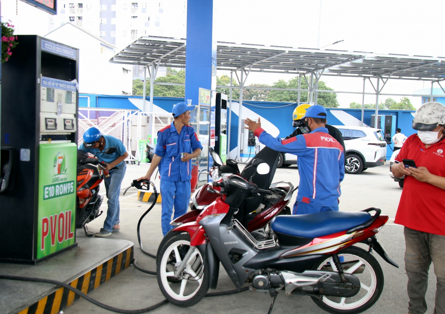 Gi&aacute; xăng dầu trưa nay 24/7: RON 92 v&agrave; E10 &lsquo;rơi&rsquo; mất 9.200 - 9.900 đồng/l&iacute;t, dầu diesel vẫn rẻ, gi&aacute; lăn b&aacute;nh Honda City