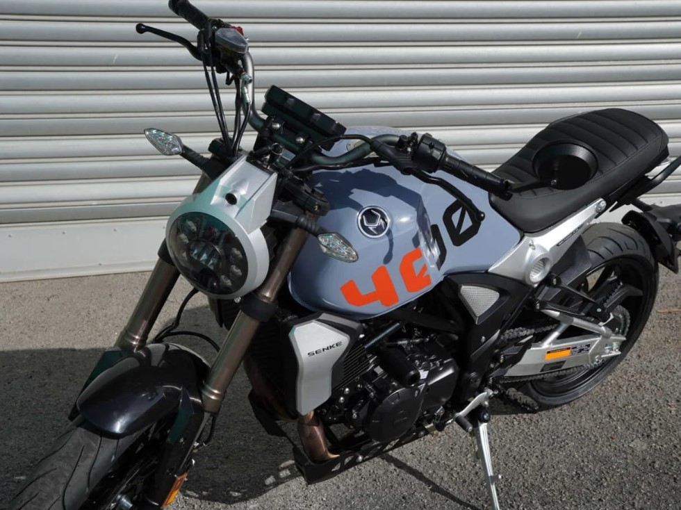 &lsquo;Vua c&ocirc;n tay&rsquo; mới ph&acirc;n khối lớn hơn Honda Winner R v&agrave; Yamaha Exciter ch&iacute;nh thức ra mắt, &lsquo;g&acirc;y sốt&rsquo; v&igrave; gi&aacute; qu&aacute; rẻ ảnh 3