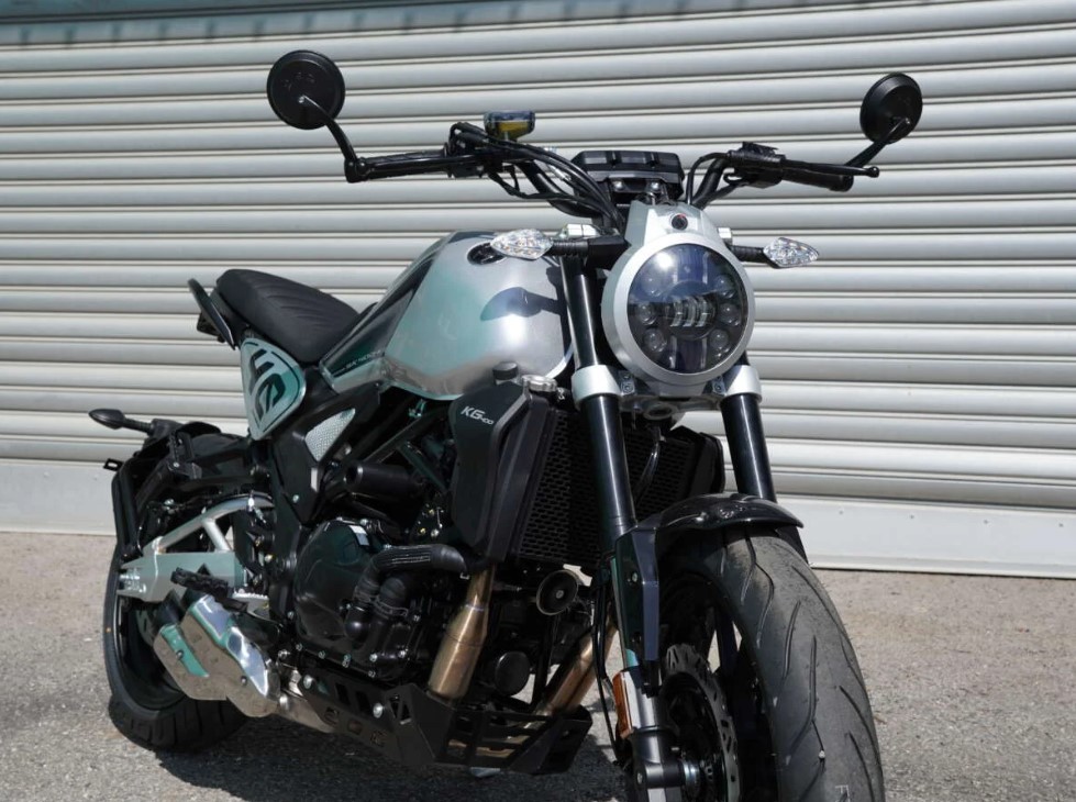 &lsquo;Vua c&ocirc;n tay&rsquo; mới ph&acirc;n khối lớn hơn Honda Winner R v&agrave; Yamaha Exciter ch&iacute;nh thức ra mắt, &lsquo;g&acirc;y sốt&rsquo; v&igrave; gi&aacute; qu&aacute; rẻ ảnh 4