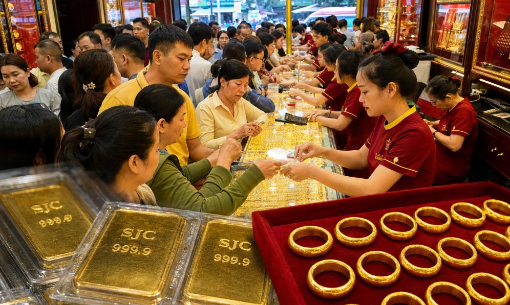 Cập nhật gi&aacute; v&agrave;ng h&ocirc;m nay ng&agrave;y 25/7 tăng phi m&atilde;: Bất ngờ với t&igrave;nh h&igrave;nh mua - b&aacute;n v&agrave;ng, tiệm v&agrave;ng giới hạn số lượng