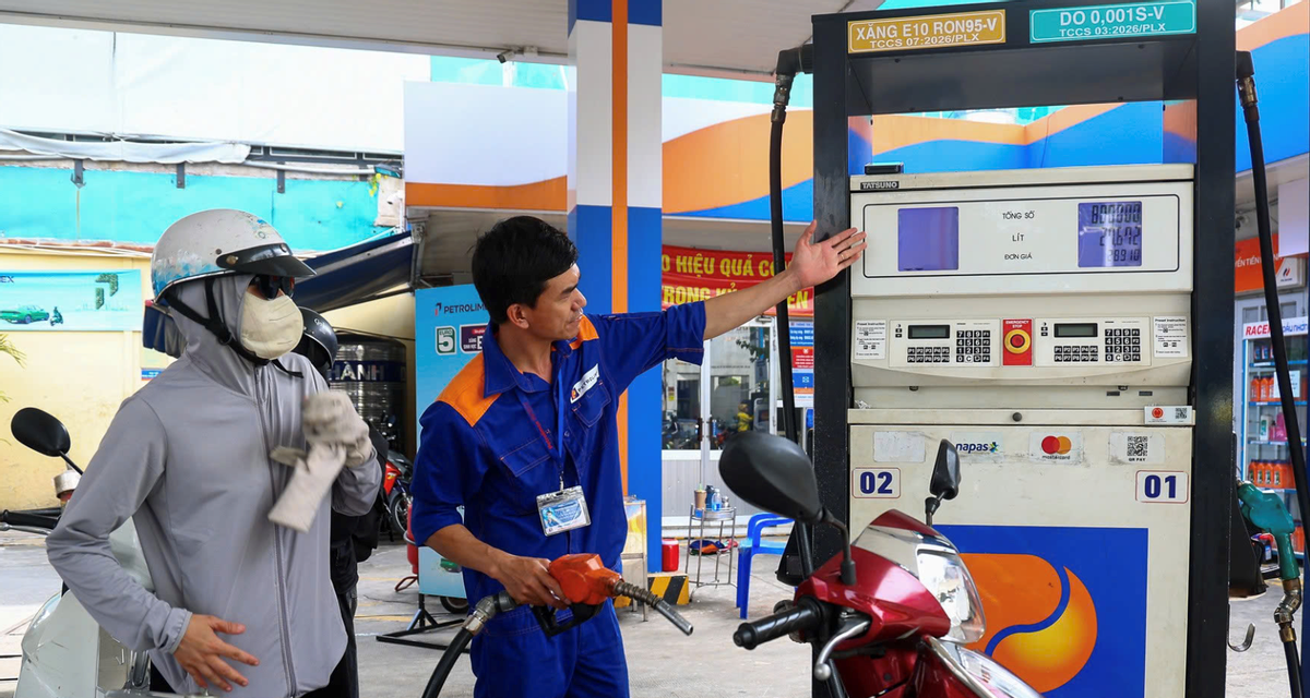 Gi&aacute; xăng dầu h&ocirc;m nay 25/7: Dầu diesel, xăng E10 tăng nhưng vẫn ở mức thấp, dầu thế giới giảm nhanh