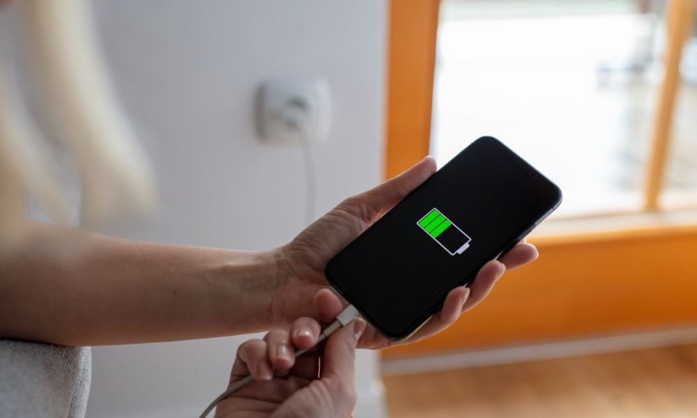 Sạc nhanh c&oacute; l&agrave;m hỏng pin smartphone? Sự thật đằng sau nỗi sợ của người d&ugrave;ng mỗi lần cắm sạc