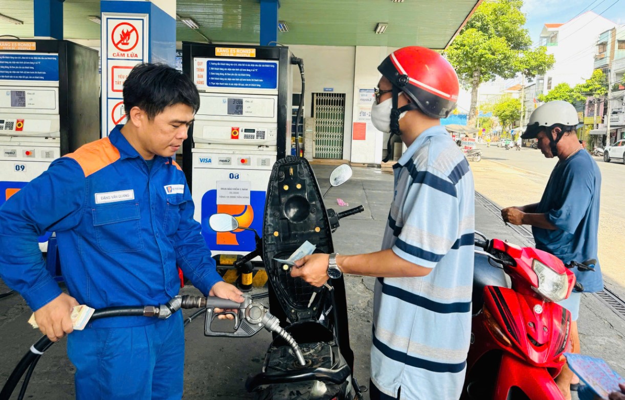Gi&aacute; xăng dầu h&ocirc;m nay 27/7: Dầu diesel giảm 19.000 đồng/l&iacute;t, xăng RON 92 v&agrave; E10 rất gần đ&aacute;y, gi&aacute; lăn b&aacute;nh VinFast VF 3