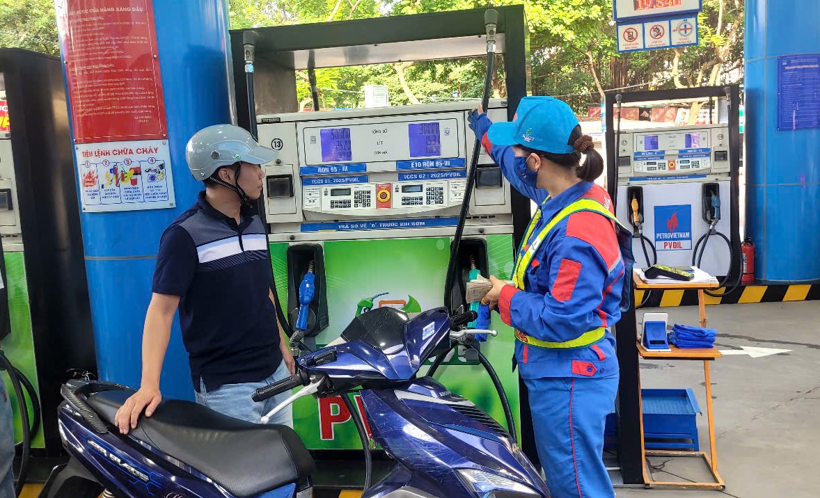 Gi&aacute; xăng dầu chiều nay 27/7: Xăng E10 giảm 9.985 đồng/l&iacute;t, RON 92 sắp về lại đ&aacute;y, bảng gi&aacute; lăn b&aacute;nh Hyundai Grand i10
