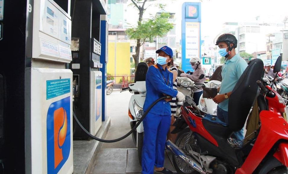 Gi&aacute; xăng dầu trưa nay 27/7: Xăng RON 92 v&agrave; E10 &lsquo;s&aacute;ng cửa&rsquo; về lại mốc 19.000 đồng/l&iacute;t, gi&aacute; lăn b&aacute;nh VinFast VF 7 cực rẻ