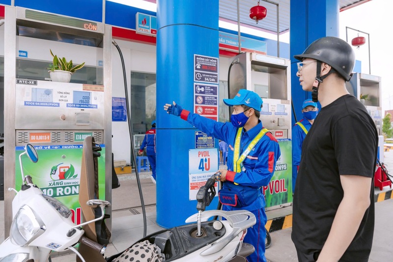 Gi&aacute; xăng dầu h&ocirc;m nay 29/7: Xăng RON 92 v&agrave; E10 giảm gần 10.000 đồng, sắp &lsquo;rẻ như b&egrave;o&rsquo;, bảng gi&aacute; đầy b&igrave;nh xe ga 150-160cc
