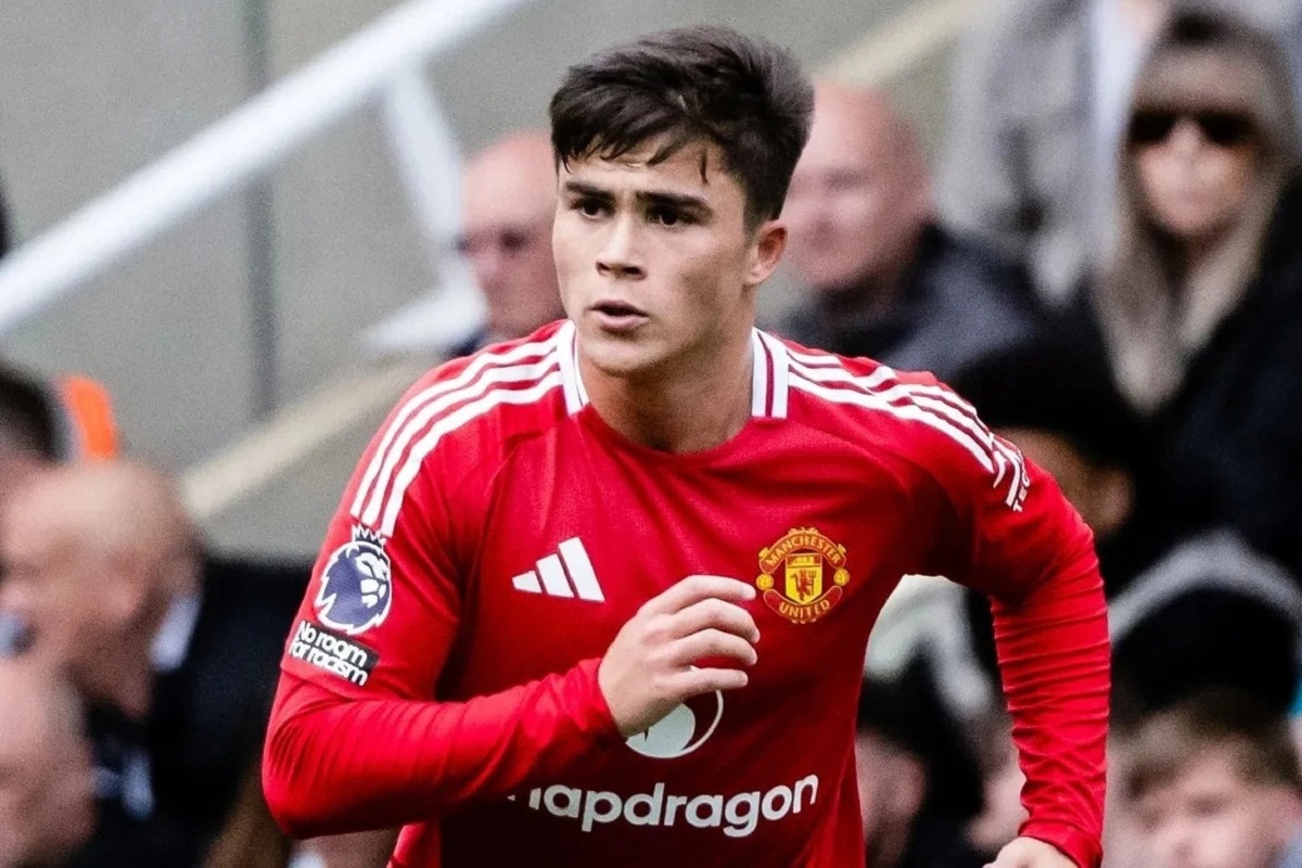 HLV Carrick gạch t&ecirc;n, thần đồng của Man United bị rao b&aacute;n với gi&aacute; rẻ