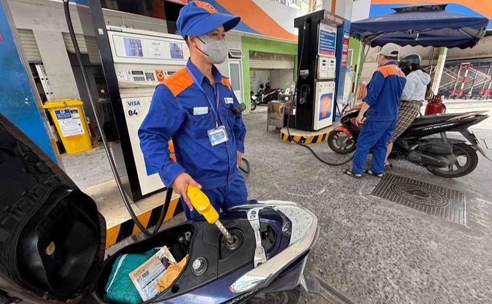 Gi&aacute; xăng dầu chiều 29/7: Dầu diesel &lsquo;rơi&rsquo; gần 20.000, RON 92 v&agrave; E10 sắp về đ&aacute;y rất rẻ, gi&aacute; lăn b&aacute;nh Toyota Veloz Cross