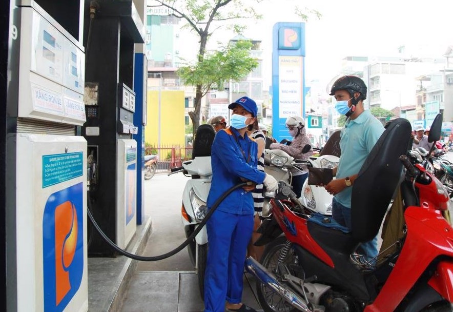 Gi&aacute; xăng dầu h&ocirc;m nay 30/7: Xăng E10 giảm 9.900 đồng, RON 92 &lsquo;rộng đường&rsquo; xuống đ&aacute;y mới rẻ b&egrave;o, gi&aacute; đầy b&igrave;nh &ocirc; t&ocirc; Mazda