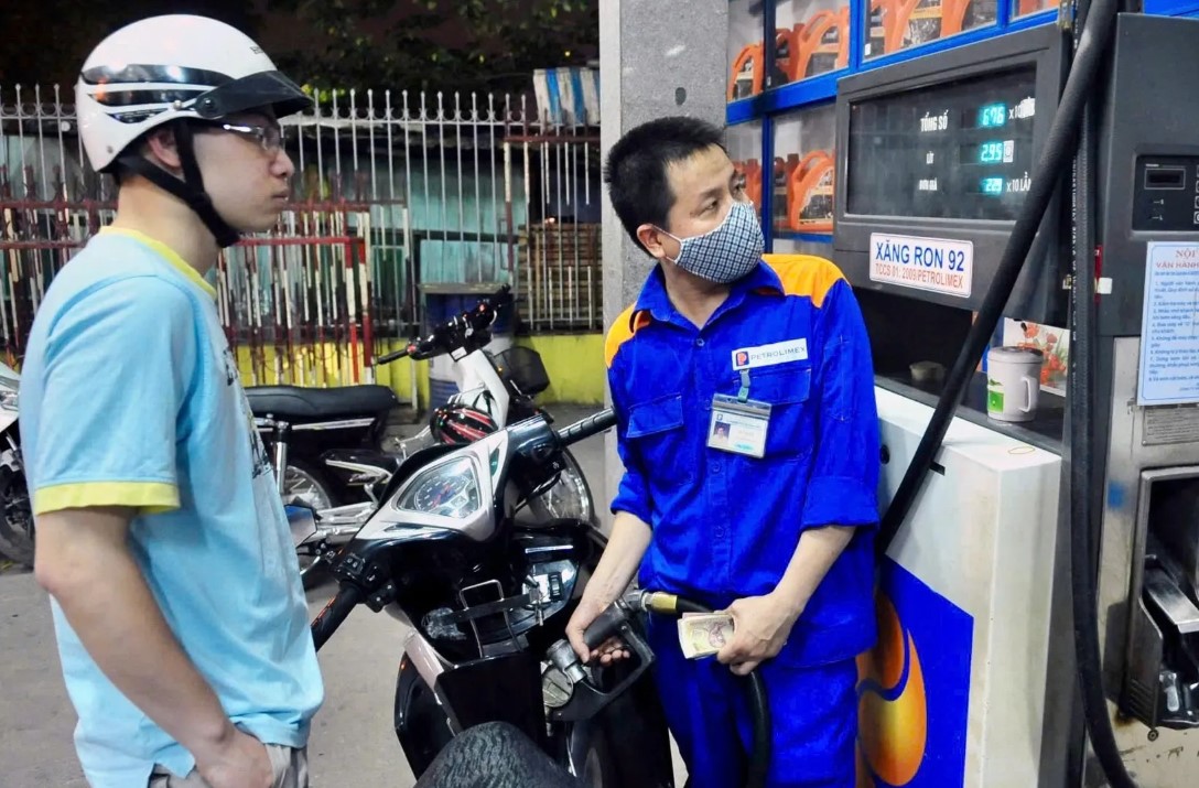 Gi&aacute; xăng dầu h&ocirc;m nay 31/7: Tăng cao ch&oacute;t v&oacute;t, xăng RON 92 v&agrave; E10 đều gần 23.000 đồng/l&iacute;t, bảng gi&aacute; đầy b&igrave;nh xe ga 110cc