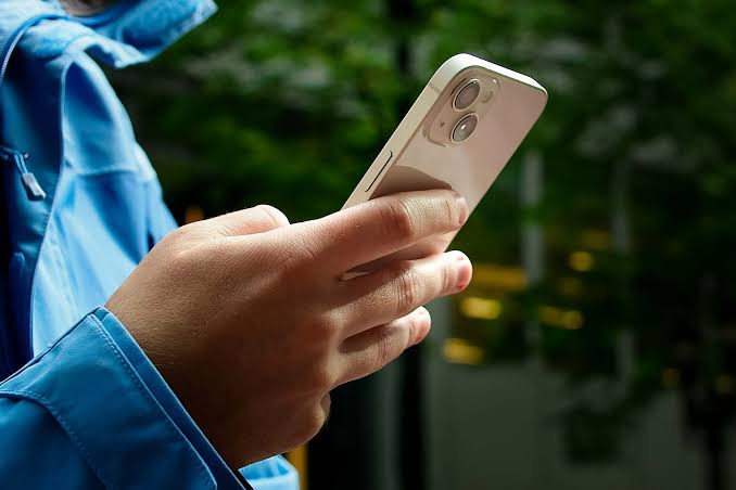 Mẫu iPhone giảm nửa gi&aacute;, vẫn l&ecirc;n iOS mới mượt m&agrave; lại c&oacute; m&agrave;n h&igrave;nh Super Retina XDR hiển thị si&ecirc;u n&eacute;t! 