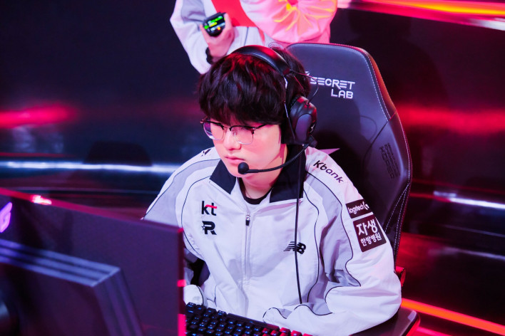 KT Rolster ngược d&ograve;ng hạ gục T1 trong trận mở m&agrave;n LCK Rounds 3: T&iacute;n hiệu đ&aacute;ng b&aacute;o động với nh&agrave; T&ecirc; Đỏ