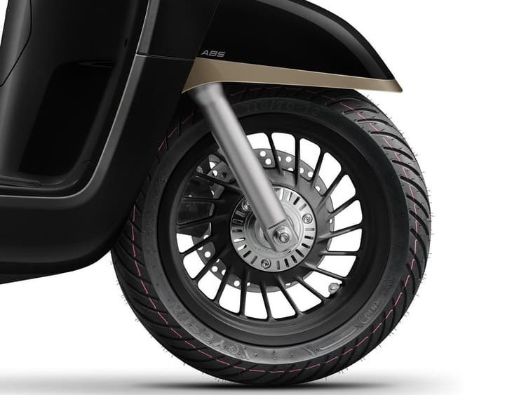 Ch&iacute;nh thức ra mắt &lsquo;vua xe ga&rsquo; 150cc mới gi&aacute; 46 triệu đồng &lsquo;n&eacute;t&rsquo; hơn Honda SH Mode, c&oacute; ABS 2 k&ecirc;nh v&agrave; TCS &aacute;t v&iacute;a Air Blade ảnh 5