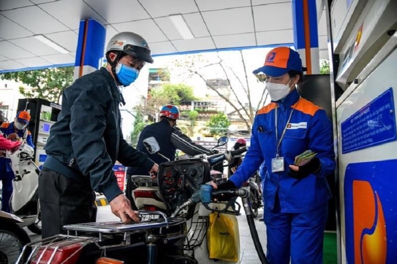 Gi&aacute; xăng dầu chiều nay 31/7: Xăng E10 giảm gần 9.000 đồng/l&iacute;t, RON 92 sắp xuống đ&aacute;y mới rất rẻ, bảng gi&aacute; đầy b&igrave;nh xe số