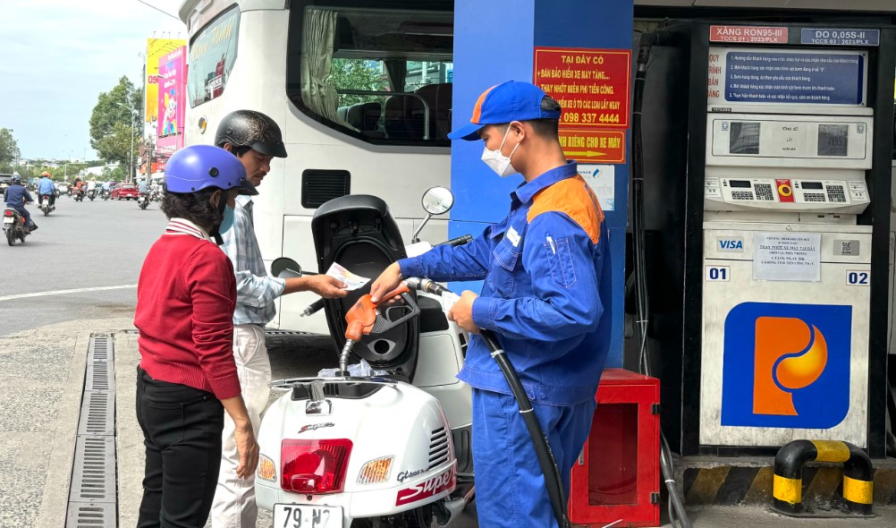 Gi&aacute; xăng dầu trưa nay 31/7: Xăng RON 92 v&agrave; E10 giảm từ 7.700 - 8500 đồng/l&iacute;t, bảng gi&aacute; đầy b&igrave;nh c&aacute;c mẫu xe ga 125cc
