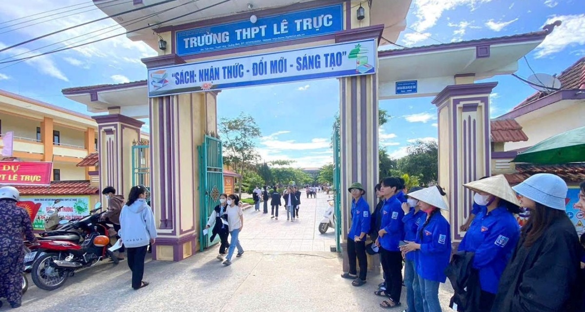 Quảng Trị: Con trai hiệu trưởng THPT L&ecirc; Trực được gi&aacute;o vi&ecirc;n l&agrave;m hộ b&agrave;i thi, đề nghị hủy kết quả thi  