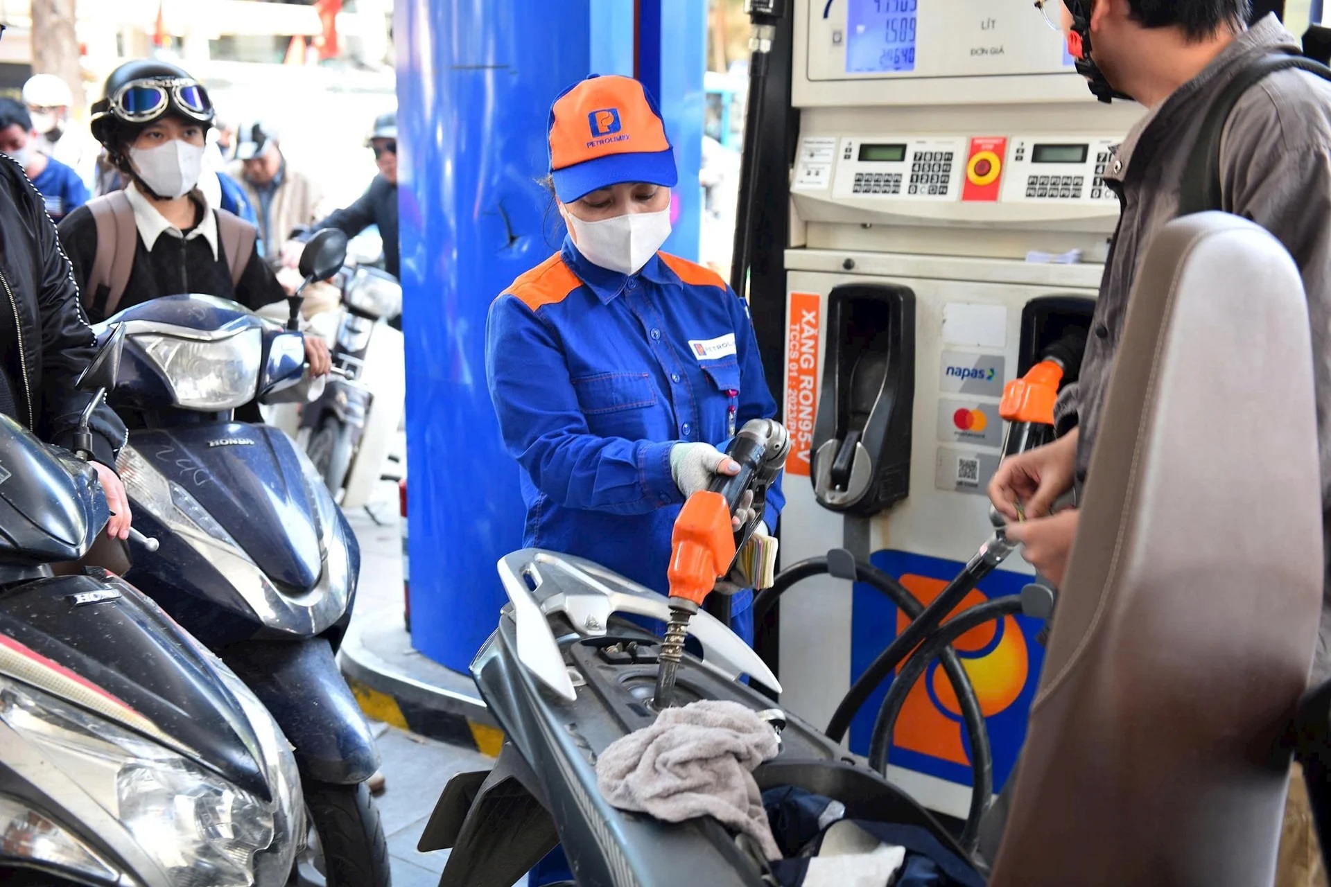 Gi&aacute; xăng dầu h&ocirc;m nay 3/8: Xăng E10 RON95 v&agrave; E5 RON92 \'s&aacute;ng cửa\' về 18.000 đồng, Diesel cực rẻ, gi&aacute; đầy b&igrave;nh xe m&aacute;y Honda