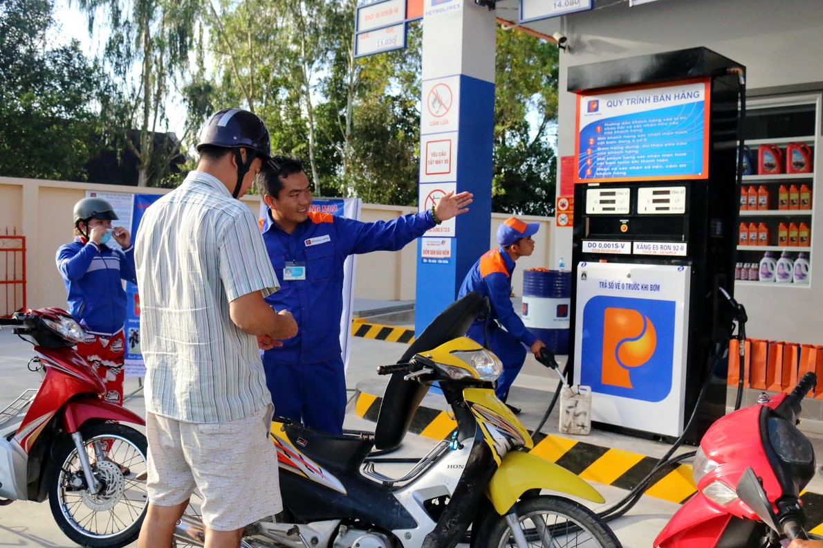 Gi&aacute; xăng dầu trưa nay 2/8: Dầu diesel thấp hơn đỉnh 17.000 đồng, RON 92 v&agrave; E10 sắp \'rẻ b&egrave;o\', gi&aacute; lăn b&aacute;nh VinFast VF 5
