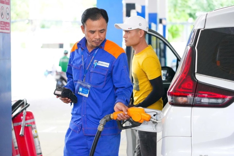 Gi&aacute; xăng dầu chiều nay 3/8: RON 92 &lsquo;s&aacute;ng cửa&rsquo; về dưới 18.000 đồng/l&iacute;t, E10 c&aacute;ch đ&aacute;y 2.800 đồng, gi&aacute; đầy b&igrave;nh &ocirc; t&ocirc; Honda