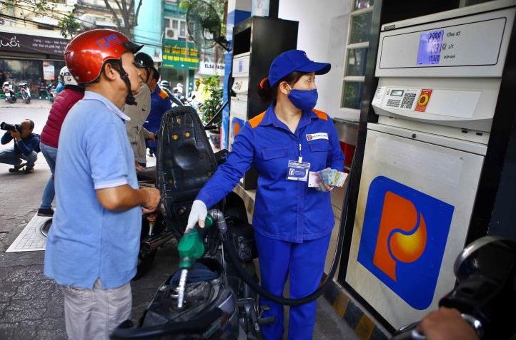 Gi&aacute; xăng dầu h&ocirc;m nay 4/8: Xăng RON 92 sắp xuống mức cực rẻ, E10 giảm 3.000 đồng l&agrave; \'thủng đ&aacute;y\', gi&aacute; lăn b&aacute;nh Honda City