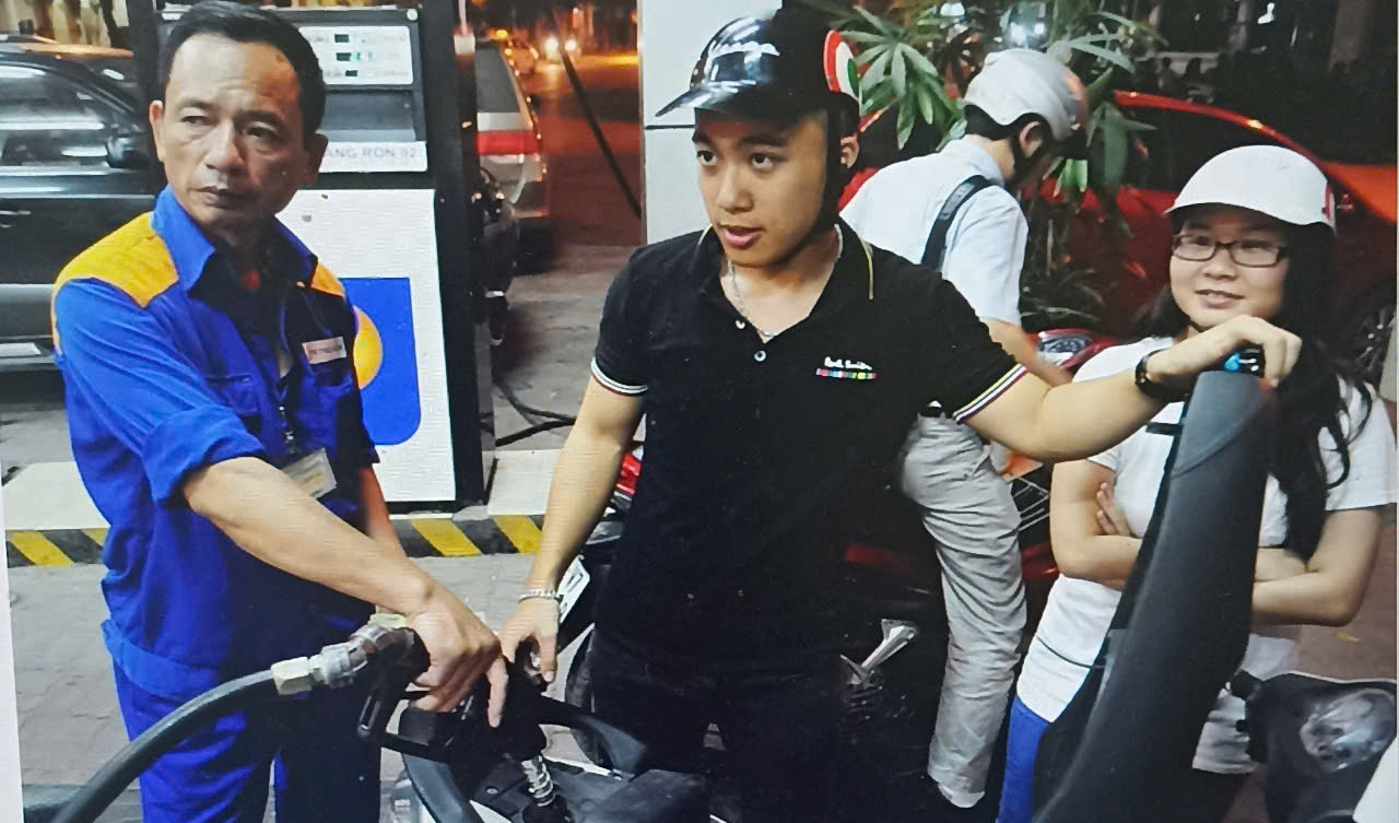 Gi&aacute; xăng dầu h&ocirc;m nay 4/8: E10 RON95 v&agrave; E5 RON92 \'s&aacute;ng cửa\' về 17.000 đồng, Diesel rẻ như rau, gi&aacute; đầy b&igrave;nh xe m&aacute;y Suzuki