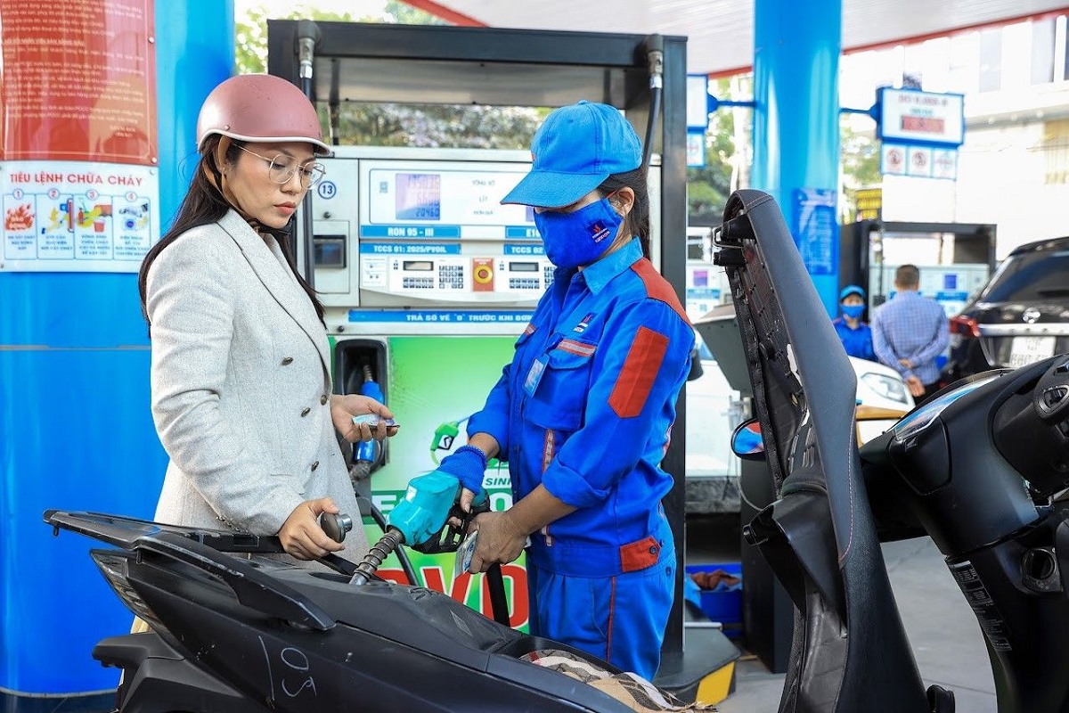 Gi&aacute; xăng dầu h&ocirc;m nay 4/8: Xăng E10 RON95 v&agrave; E5 RON92 \'rộng cửa\' về 17.000 đồng, Diesel rẻ b&egrave;o, gi&aacute; đầy b&igrave;nh xe m&aacute;y Honda