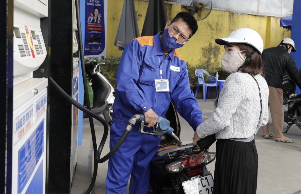 Gi&aacute; xăng dầu trưa nay 3/8: Xăng E10 v&agrave; RON 92 chỉ c&aacute;ch đ&aacute;y 3.000 đồng/l&iacute;t, dầu diesel &lsquo;rẻ b&egrave;o&rsquo;, gi&aacute; lăn b&aacute;nh Mazda CX-5