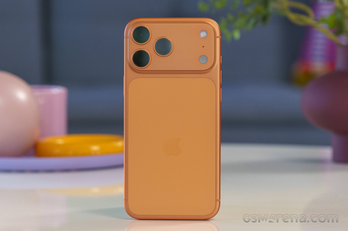 Bảng gi&aacute; iPhone mới đầu th&aacute;ng 8: iPhone 17 Pro Max rẻ b&egrave;o đ&oacute;n iPhone 18, iPhone 14 vẫn vua gi&aacute; rẻ