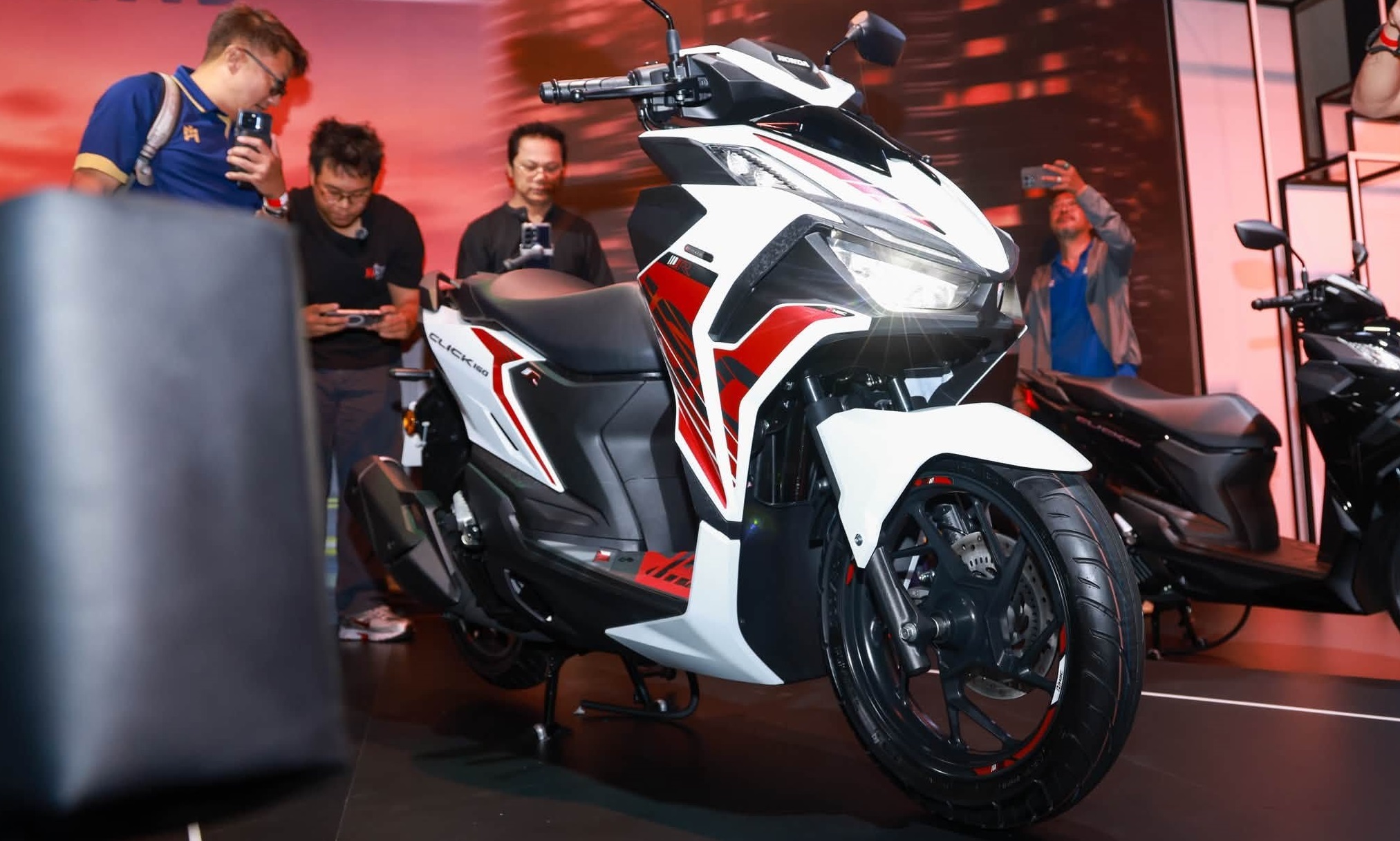 Honda CLICK160R Limited Edition ra mắt chỉ 500 chiếc, n&acirc;ng cấp giảm x&oacute;c Profender, cạnh tranh NVX 155