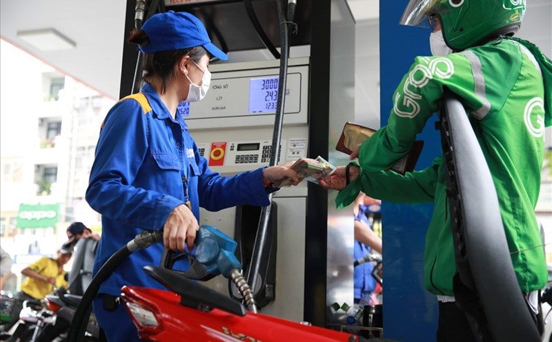 Gi&aacute; xăng dầu tối nay 4/8: Xăng E10 &lsquo;s&aacute;ng cửa&rsquo; xuống 18.000 đồng/l&iacute;t, RON 92 c&aacute;ch đ&aacute;y 3.200 đồng, gi&aacute; đầy b&igrave;nh &ocirc; t&ocirc; Honda