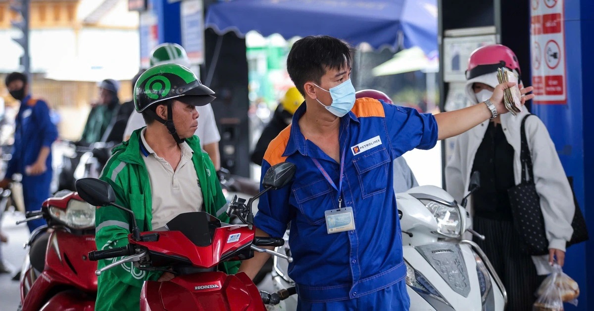 Dự b&aacute;o gi&aacute; xăng dầu kỳ điều h&agrave;nh ng&agrave;y mai 6/8: Sẽ giảm cực s&acirc;u, xăng E10 RON95 v&agrave; E5 RON92 \'rộng cửa\' về 17.000 đồng/l&iacute;t