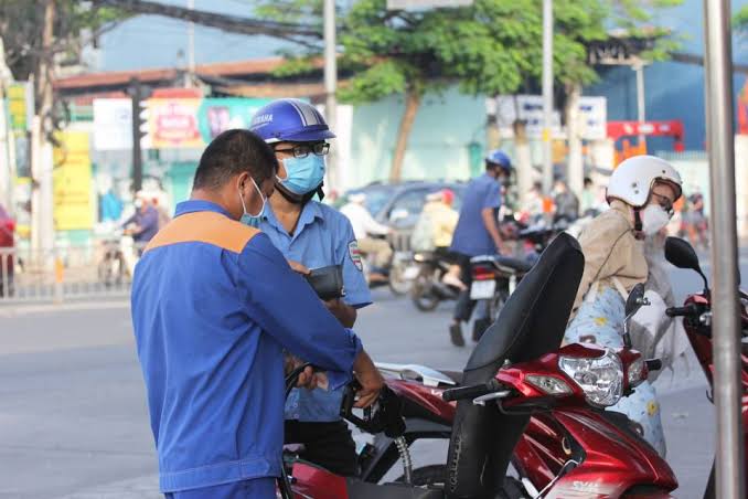 Gi&aacute; xăng dầu chiều nay 5/8: Xăng E10 &lsquo;s&aacute;ng cửa&rsquo; xuống 18.000 đồng/l&iacute;t, RON 92 c&aacute;ch đ&aacute;y 3.100 đồng, gi&aacute; đầy b&igrave;nh xe số