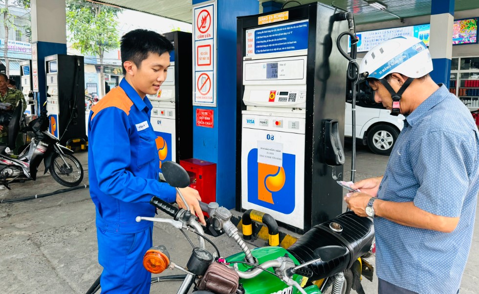 Gi&aacute; xăng dầu tối nay 5/8: Xăng E10 v&agrave; RON 92 sắp giảm về đ&aacute;y mới dưới 18.000 đồng/l&iacute;t, bảng gi&aacute; đầy b&igrave;nh xe ga 125cc