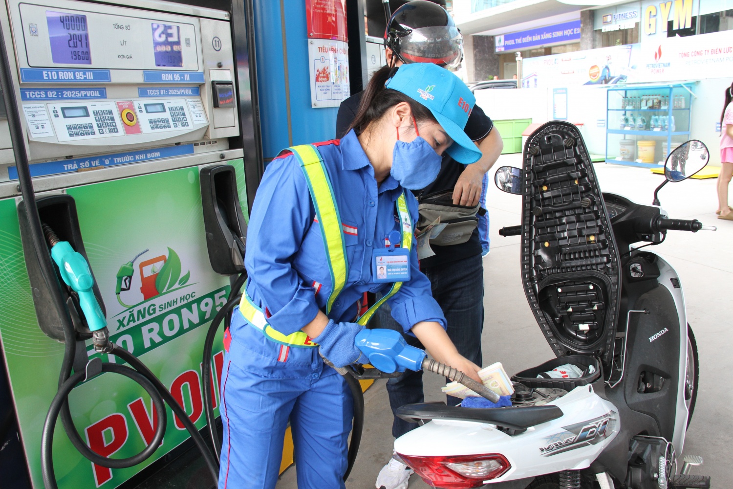 Gi&aacute; xăng dầu h&ocirc;m nay 7/8: E10 RON95 v&agrave; E5 RON92 giảm s&acirc;u về gần 17.000 đồng? Diesel đ&atilde; rẻ hơn, gi&aacute; đầy b&igrave;nh xe m&aacute;y Honda