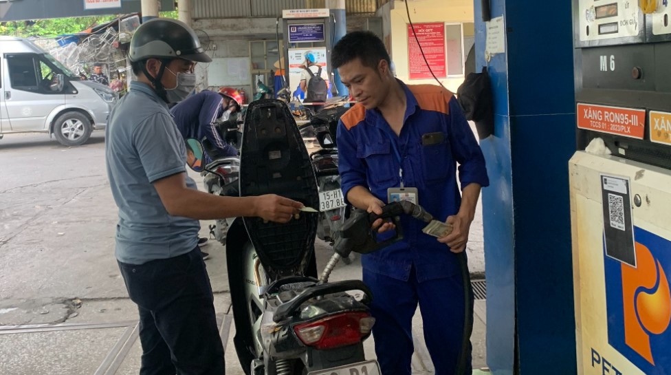 Gi&aacute; xăng dầu chiều nay 6/8: Xăng E10 v&agrave; RON 92 c&ugrave;ng giảm cắm đầu, chỉ c&aacute;ch đ&aacute;y hơn 2.000 đồng, gi&aacute; đầy b&igrave;nh xe ga 110cc