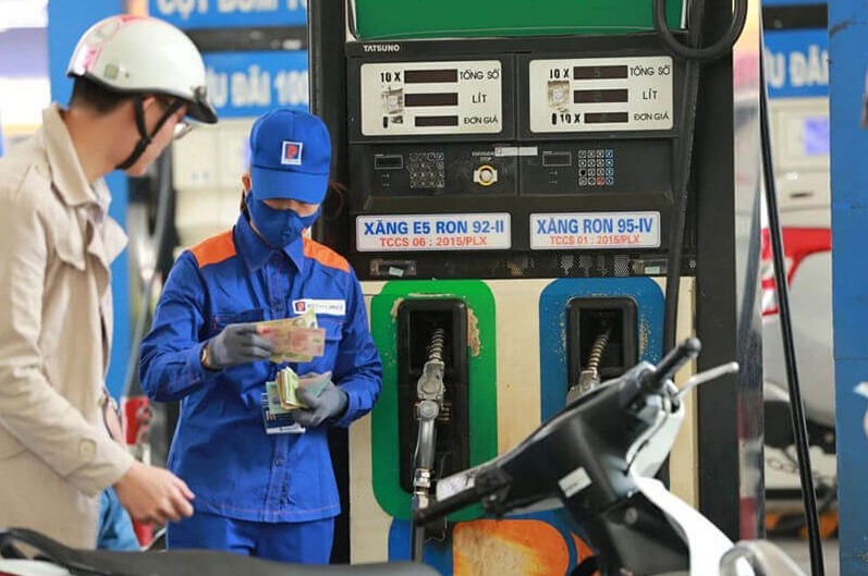 Gi&aacute; xăng dầu h&ocirc;m nay 7/8: Dầu diesel rẻ hơn đỉnh 17.200 đồng, xăng E10 v&agrave; RON 92 giảm s&aacute;t đ&aacute;y, gi&aacute; lăn b&aacute;nh VinFast VF 3