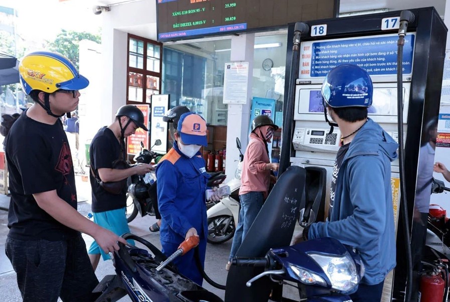 Gi&aacute; xăng dầu tối nay 6/8: Xăng RON 92 giảm c&aacute;ch đ&aacute;y 2.500 đồng, E10 rẻ hơn đỉnh 9.000 đồng/l&iacute;t, gi&aacute; đầy b&igrave;nh &ocirc; t&ocirc; Honda