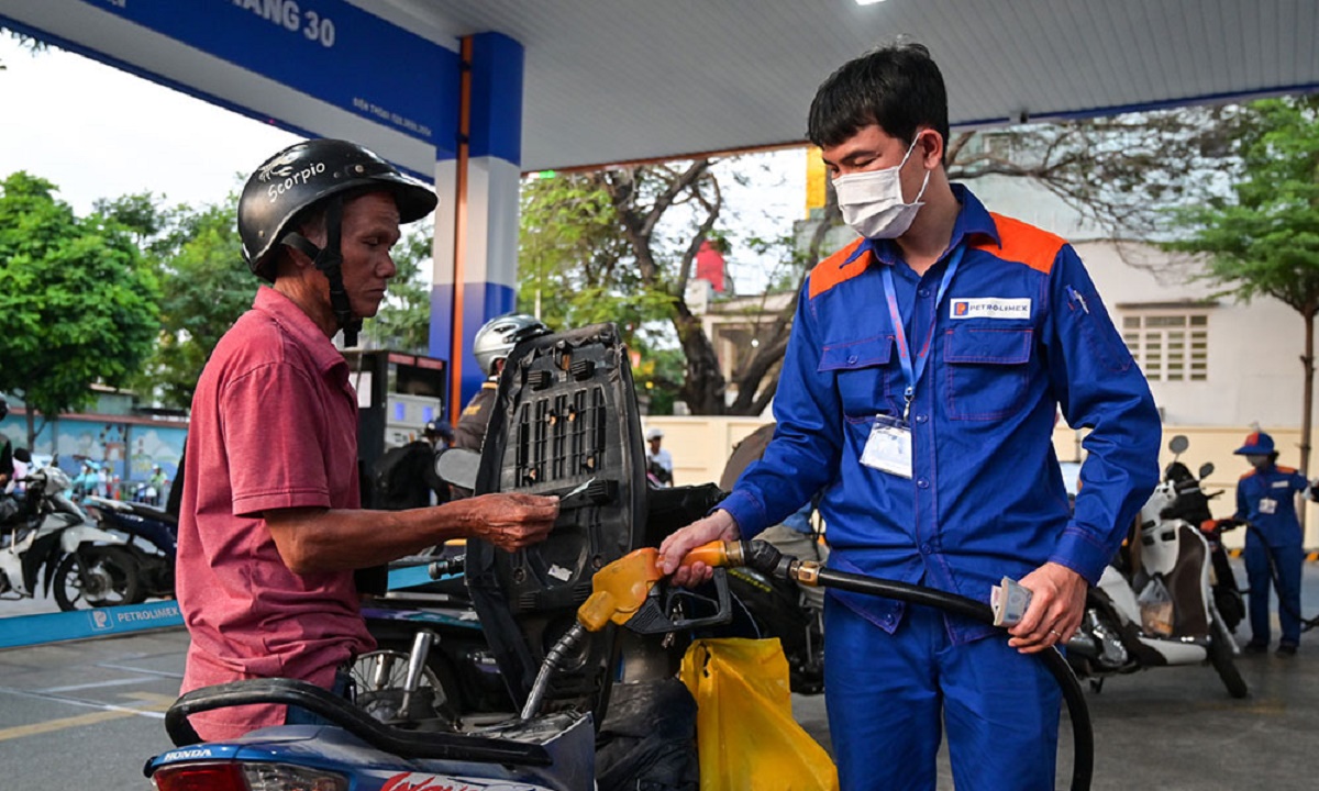 Gi&aacute; xăng dầu h&ocirc;m nay 8/8: E10 RON95 bay m&agrave;u 9.000 đồng từ đỉnh, E5 RON92 s&aacute;t n&uacute;t 17.000 đồng, gi&aacute; đầy b&igrave;nh xe m&aacute;y Yamaha
